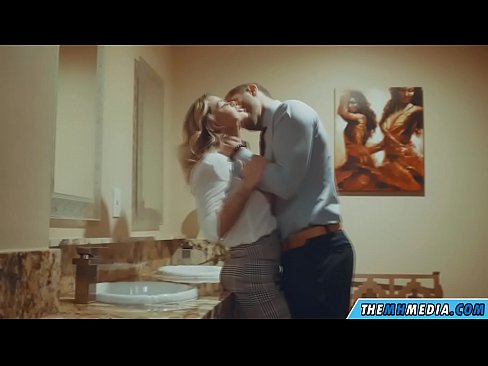 ❤️ Kun povekas blondi viettelee sinut julkisessa vessassa ❤❌ Laadukas seksi at us